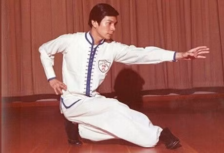 Hình ảnh Hoàng Trạch Dân thời trẻ. Cũng giống ông hoàng võ thuật Lý Tiểu Long, ông sống nhiều năm ở Mỹ, tự tin và kiêu ngạo. Trận đối đầu với Lý năm xưa là kinh nghiệm ông không bao giờ quên. Cuộc đấu này gây nhiều tranh cãi suốt những thập kỷ qua. Lý Tiểu Long tuyên bố thắng gọn gàng chỉ sau 3 phút nhưng Hoàng Trạch Dân miêu tả "bất phân thắng bại sau 20 phút". Với mục đích tái hiện giai đoạn đầu cuộc đời Lý Tiểu Long trên màn ảnh, đạo diễn Geogre Nolfi, biên kịch Stephen J. Rivele, Christopher Wikinson quyết định bấm máy Long chi ra đời (Birth of Dragon).