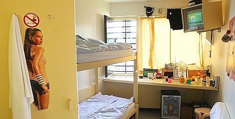 Mọi đồ vật trong mỗi buồng giam đều sạch sẽ, hiện đại. Tù nhân có thể xem tivi trong buồng giam. Giới truyền thông đánh giá mỗi buồng giam có chất lượng tương đương phòng khách sạn 3 sao theo tiêu chuẩn quốc tế.