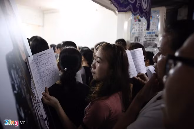 Cách đây ít phút, trên trang cá nhân, nghệ sĩ Hoài Linh chia sẻ: “Sự sống này, chỉ thay đổi không mất đi, lúc con người nằm yên giấc ngủ, mắt nhắm lại rồi là thấy tương lai. Trọn kiếp người, bao lần đưa tiễn ngậm ngùi nhưng tin rằng ngày sau trong Chúa chẳng có chia lìa, chẳng có hợp tan. Tạm biệt người anh em, cầu cho linh hồn: Giuse Nguyễn Minh Thuận”.