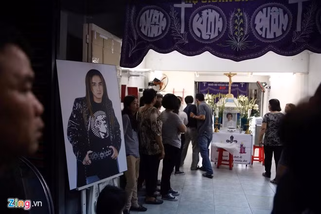 Sau lễ tưởng niệm, Thánh lễ được tổ chức vào lúc 19h với sự có mặt của những người thân trong gia đình. Lễ viếng nam ca sĩ Minh Thuận diễn từ ngày mai (19/9). Theo thông báo từ gia đình, linh cữu được đưa đi hỏa táng vào ngày 21/9.