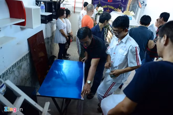 Người nhà Minh Thuận luôn túc trực bên anh trong những ngày qua. Sau khi nghe tin nam ca sĩ qua đời, rất nhiều phóng viên cùng người hâm mộ đã có mặt phía bên ngoài. Tuy nhiên, gia đình khá kiệm lời với báo chí.