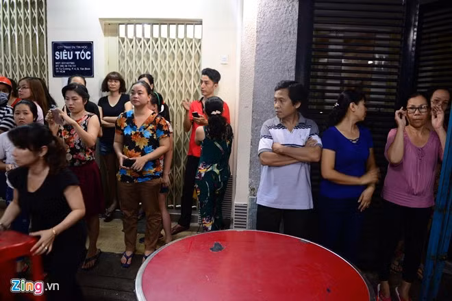 Những người hàng xóm thân thiết của Minh Thuận ngậm ngùi khi nam ca sĩ ra đi quá sớm. Một người sống gần nhà anh kể lúc sinh thời, anh là người hiền lành, vui tính và hết lòng với mọi người. Sự ra đi của anh khiến nhiều người không cầm được nước mắt.