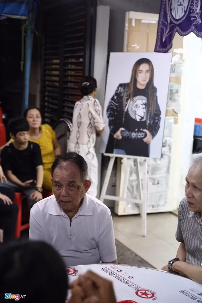 Giữa những người thân, ba Minh Thuận bình tĩnh lo liệu mọi công việc sau cùng cho con trai. Ông đã ngoài 90 tuổi, vừa từ Mỹ trở về Việt Nam sau khi được báo tin con bệnh nặng. Ba Minh Thuận chia sẻ với Zing.vn rằng từ hôm 16/9, sức khỏe Minh Thuận chuyển biến xấu. Thỉnh thoảng, anh viết vài dòng gửi ông. Lời cuối nam ca sĩ dành cho cha mình: “Cha về được là tốt rồi”. Trước khi mất, anh cũng gửi lời xin lỗi đến người mẹ nuôi.