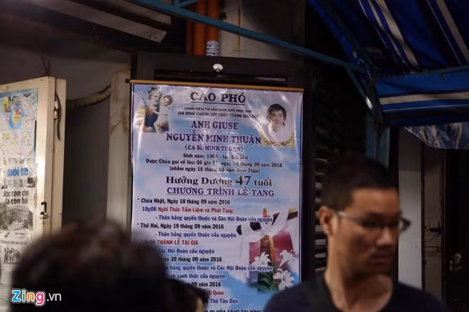 Thông tin về lễ đưa tang và truy điệu được gia đình công bố trước cửa nhà.