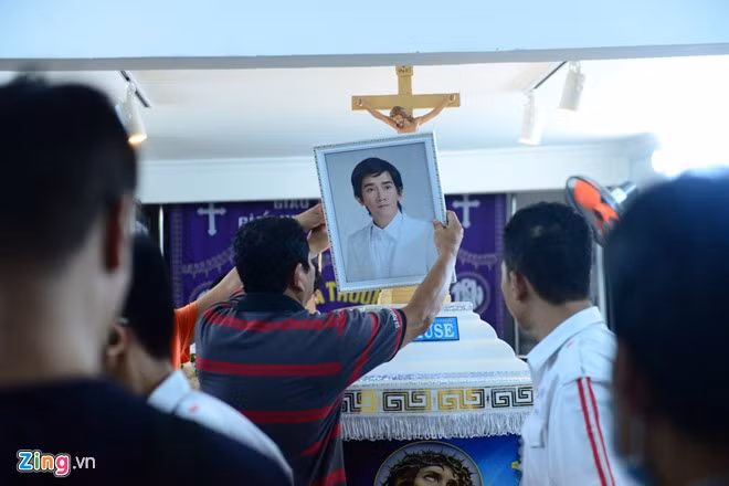 Di ảnh của Minh Thuận được đưa về nhà. Người thân nam ca sĩ cho biết anh ra đi đột ngột vì mọi người vẫn hy vọng sức khỏe anh tiến triển tích cực trong những ngày qua.