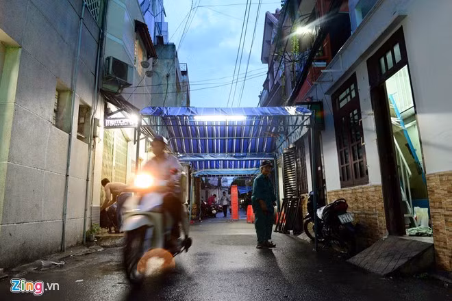 Rạp được dựng trước nhà, chuẩn bị cho lễ viếng nam ca sĩ.