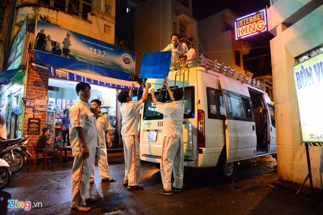 Sau nửa tháng điều trị căn bệnh ung thư phổi tại bệnh viên Phạm Ngọc Thạch (TP.HCM), Minh Thuận đã trút hơi thở cuối cùng vào lúc 8h15 ngày 18/9, hưởng dương 47 tuổi. Theo chia sẻ của gia đình, lễ viếng nam ca sĩ được tổ chức tại tư gia. 18h ngày 18/9, xe tang chở Minh Thuận đã có mặt tại nhà.