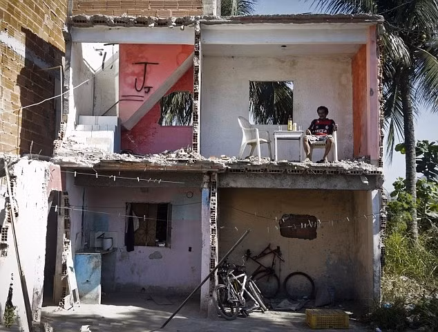 Trong lúc không hiểu chuyện gì đang xảy ra, hàng xóm đã cho người đàn ông khốn khổ biết mọi chuyện. Buổi sáng, một chiếc xe công trường đã tới và cắt đôi ngôi nhà, chỉ để một nửa trơ trọi còn lại.