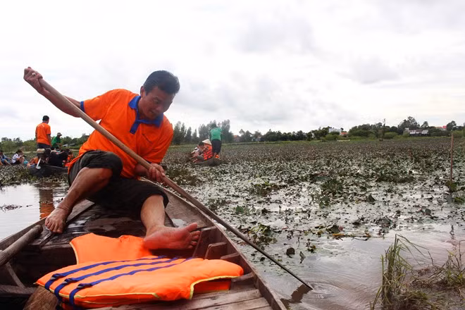 Vàm Nao (An Giang) là một cù lao thuộc huyện Phú Tân và đầu cù lao Ông Chưởng, huyện Chợ Mới (An Giang). Vào mùa nước nổi, nơi này có hiện tượng san nước độc đáo từ sông Tiền qua sông Hậu. Ảnh: An Huỳnh.