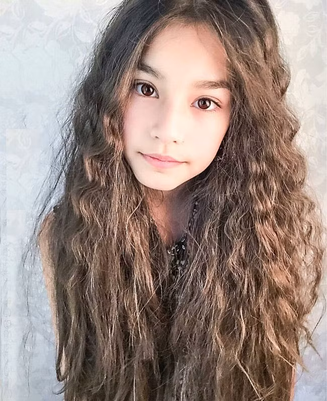 Nhiều người xuýt xoa trước vẻ đẹp thiên thần của cô bé 11 tuổi.