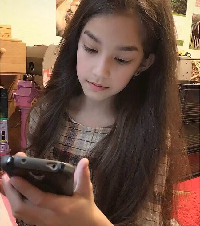 Cô bé 11 tuổi có bố là người Đức và mẹ là người Thái.