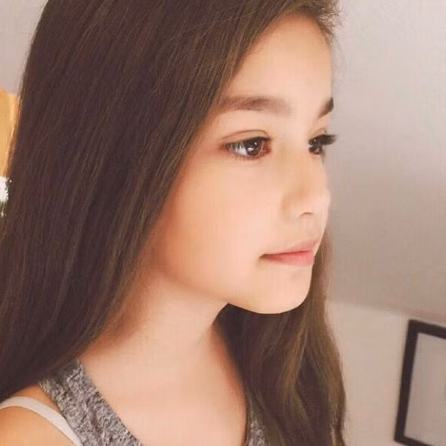 Cô bé sinh năm 2005, mang trong mình hai dòng máu Đức và Thái.