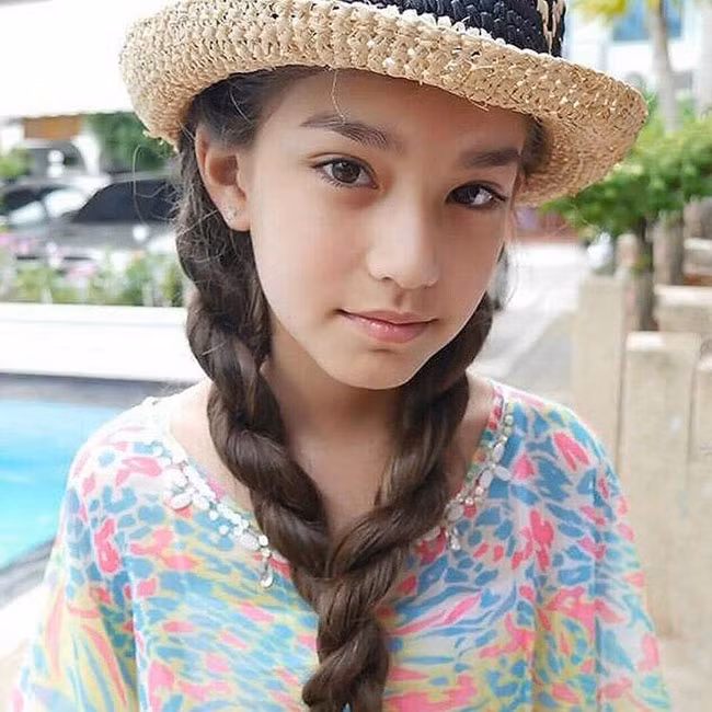 Ở cô bé có sự kết hợp giữa vẻ đẹp truyền thống phương Đông và nét phóng khoáng phương Tây.