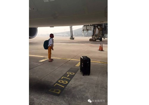 Lực lượng an ninh đã có mặt sau đó và đưa cặp đôi này đi để chiếc máy bay có thể cất cánh bình thường. Sau vụ việc, cặp đôi đã phải chịu hình phạt giam giữ trong 5 ngày.