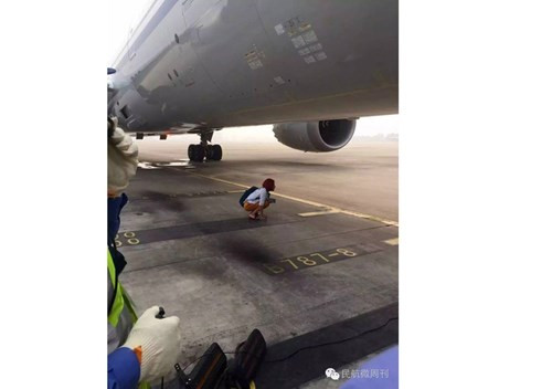 Không chỉ đứng dưới thân máy bay, cặp đôi này còn yêu cầu tiếp viên phải mở cửa cho mình lên.