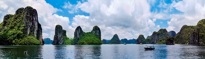 Quảng Ninh chưa có sân bay, vì thế, bạn sẽ nên lựa chọn chuyến bay tới Hải Phòng, thuê xe tới Hạ Long. Giá một chuyến tàu tham quan vịnh trong 4 tiếng khoảng 1-1,2 triệu đồng cho khoảng 10 khách. Nếu muốn tận hưởng hơn nữa, bạn có thể khám phá vịnh bằng du thuyền, ngủ đêm trên vịnh và đón bình minh trong không gian tuyệt đối yên tĩnh hôm sau.