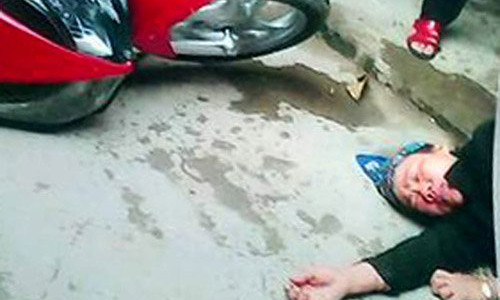 Bà Lợi bị đánh nằm bất tỉnh dưới nền chợ Đầu Đê.