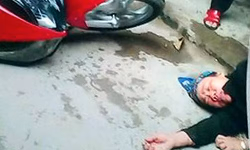 Bà Lợi bị đánh nằm bất tỉnh dưới nền chợ Đầu Đê.