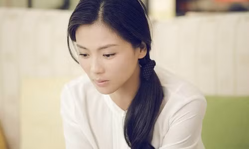 Chet dung khi thay me chong am tren tay dua be