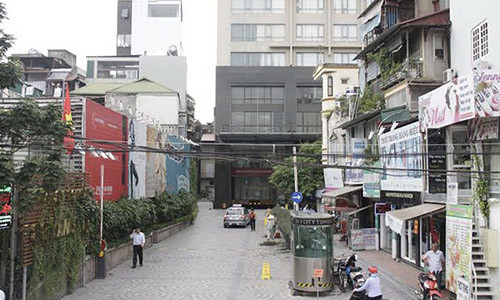 Chung cư bị chiếm 2/3 lối đi chung cư. Ảnh: VTC News