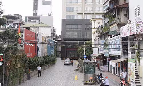 Chung cư bị chiếm 2/3 lối đi chung cư. Ảnh: VTC News