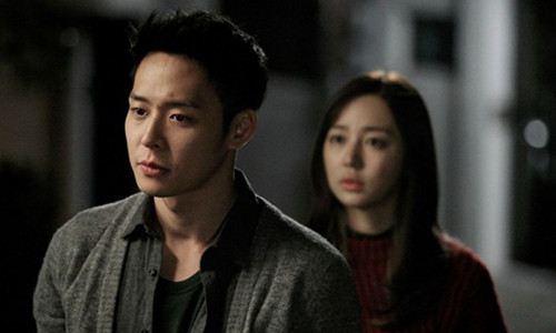 Chet sung voi hinh xam noi nguc vo trong dem tan hon