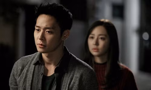 Chet sung voi hinh xam noi nguc vo trong dem tan hon