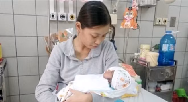 Hai mẹ con chị Yến. (Ảnh: VietNamNet) Hai mẹ con chị Yến. (Ảnh: VietNamNet)