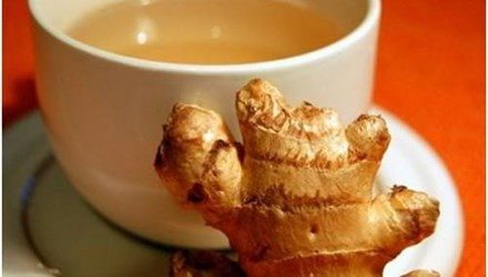 Gừng là một thuốc giảm đau, đặc tính kháng khuẩn và chống nấm có thể giúp chống lại nhiễm trùng gây ra đau họng. Mật ong còn có tính kháng khuẩn hữu hiệu và đặc tính kháng viêm, giúp chữa viêm họng, giảm ho và đau họng.