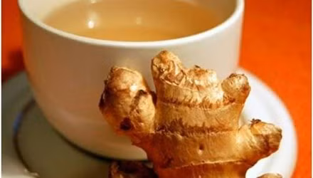 Gừng là một thuốc giảm đau, đặc tính kháng khuẩn và chống nấm có thể giúp chống lại nhiễm trùng gây ra đau họng. Mật ong còn có tính kháng khuẩn hữu hiệu và đặc tính kháng viêm, giúp chữa viêm họng, giảm ho và đau họng.