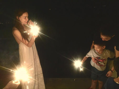  Cường Đô-la tái hợp Hồ Ngọc Hà trong sinh nhật Subeo Tháng 6 vừa qua, Hà Hồ và chồng cũ Cường Đô la cùng tổ chức sinh nhật con trai Subeo. Có thể thấy, dù đã chia tay, nhưng cả hai vẫn luôn dành tình cảm lớn lao nhất cho con trai - không để cậu bé cảm thấy thiếu thốn, tủi thân. Gia đình 3 người cùng nhau thổi nến, cắt bánh và đốt pháo hoa trong nụ cười rạng rỡ.