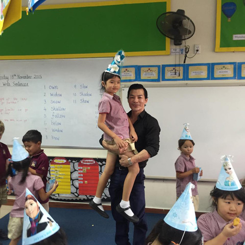  Trương Ngọc Anh - Trần Bảo Sơn tổ chức sinh nhật cho con gái Trương Ngọc Ánh và Trần Bảo Sơn đã ly hôn nhưng cả hai đều dành tình cảm yêu thương cho con gái nhỏ. Vào tháng 11 năm ngoái, trên trang facebook cá nhân của nam diễn viên Trần Bảo Sơn chia sẻ những hình ảnh đầy tình cảm của anh và con gái Bảo Tiên với dòng trạng thái ngắn: "Happy birthday con gái yêu".