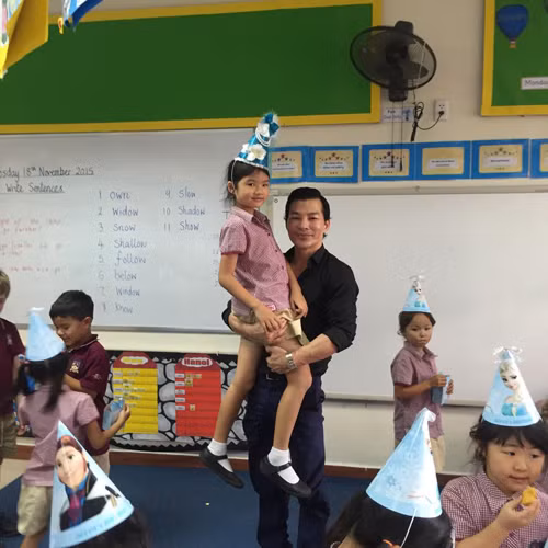  Trương Ngọc Anh - Trần Bảo Sơn tổ chức sinh nhật cho con gái Trương Ngọc Ánh và Trần Bảo Sơn đã ly hôn nhưng cả hai đều dành tình cảm yêu thương cho con gái nhỏ. Vào tháng 11 năm ngoái, trên trang facebook cá nhân của nam diễn viên Trần Bảo Sơn chia sẻ những hình ảnh đầy tình cảm của anh và con gái Bảo Tiên với dòng trạng thái ngắn: "Happy birthday con gái yêu".