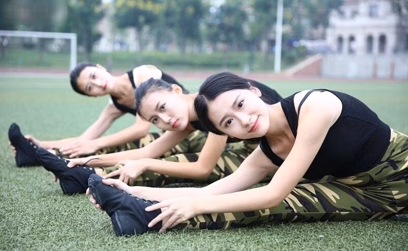 Dàn nữ sinh khoe sắc khi tập quân sự.