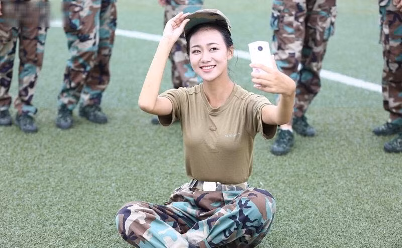 Được biết, bốn cô gái này đến từ một học viện hàng không ở Tứ Xuyên, đang tham gia tập huấn quân sự như bao sinh viên năm nhất khác. Nhưng khi vừa bắt đầu dạo bước trong khuôn viên trường quân sự, họ đã lập tức khiến lòng bao chàng trai ở đây phải xao xuyến, rộn ràng.