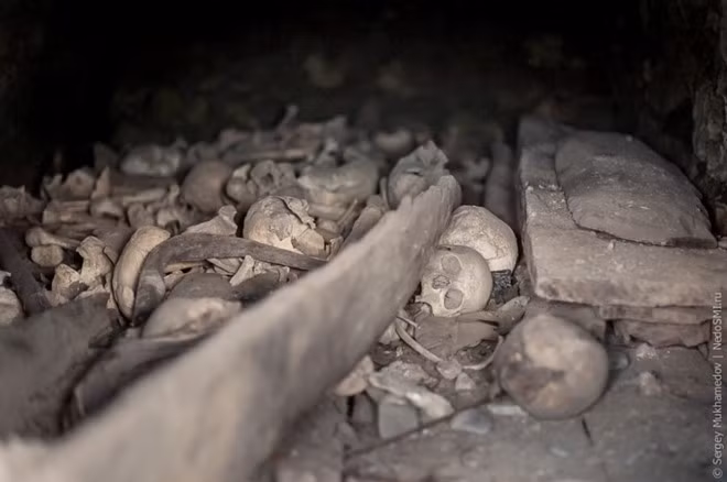 Thành phố người chết (Nga): Nếu chỉ nhìn từ bên ngoài, Dargavs như một ngôi làng yên bình ở phía bắc bang Ossetia. Nhưng những ngôi nhà nhỏ bằng đá thật ra là các nghĩa địa cổ xưa, với hàng trăm xác người được chôn cùng vật dụng cá nhân của họ.