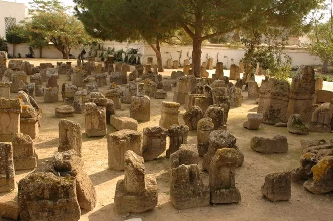 Vùng đất thiêng Tophet (Tunisia): Tôn giáo cổ Carthage có truyền thống hiến tế trẻ em. Những đứa trẻ được chọn bị cấm khóc trong lễ hiến tế, vì người ta tin rằng nước mắt làm cho buổi lễ mất tính thiêng liêng. Năm 1921, các nhà khảo cổ tìm thấy hàng chục chiếc bình chứa hài cốt trẻ em và động vật tại đây.