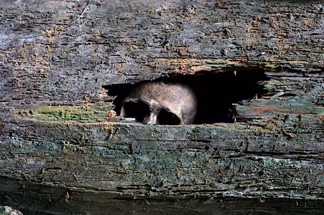 Nơi đây có tục lệ mai táng người chết bằng cách treo quan tài trên vách núi đá. Người dân trong làng tin rằng nếu quan tài càng được treo cao, linh hồn người chết sẽ dễ đến được lên thiên đàng.