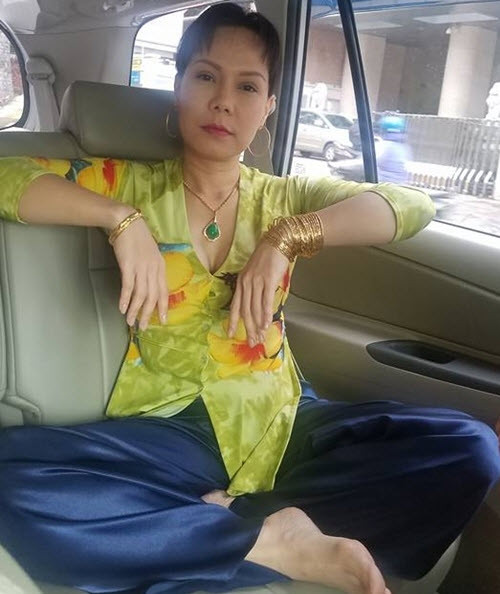 Trên fanpage chính thức, Việt Hương khoe bức ảnh “sáng chói” cùng dòng mô tả: “Giờ này ở đợ mới về nhà lau vàng cho nó sáng chói nè cả nhà!” khiến nhiều người bất ngờ. Nổi tiếng dân dã, mộc mạc nhưng lần này, nữ nghệ sĩ khoe có nhiều vàng đeo khắp người. Bức ảnh Việt Hương ngồi trong ô tô và giơ tay phơi bày một đống “của cải” nhận về hàng chục nghìn lượt thích. Thế nhưng, vấn đề lại nằm ở dưới phần bình luận.