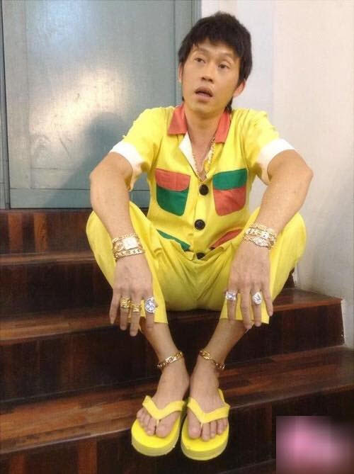 Fan cười vỡ bụng khi ngắm Hoài Linh hai lần phô trương của cải.