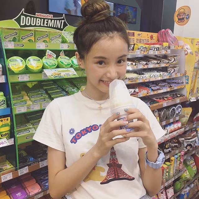 Chắc nằm mơ Liu cũng không ngờ, ảnh về cú xoạc chân của mình lại gây sốt đến thế. Tuy chỉ tự tập ở nhà nhưng mỹ nữ vẫn thể hiện tư thế chuẩn của động tác xoạc chân rất khó này. Song song đó, khuôn mặt dễ thương, trẻ trung đầy sức sống cùng thân hình cao gầy mảnh khảnh không một chút mỡ thừa của cô gái khiến không ít chị em xuýt xoa. Đây cũng là lý do hình ảnh cú xoạc chân “thần thánh” của cô nhanh chóng được truyền tay trên mạng xã hội.