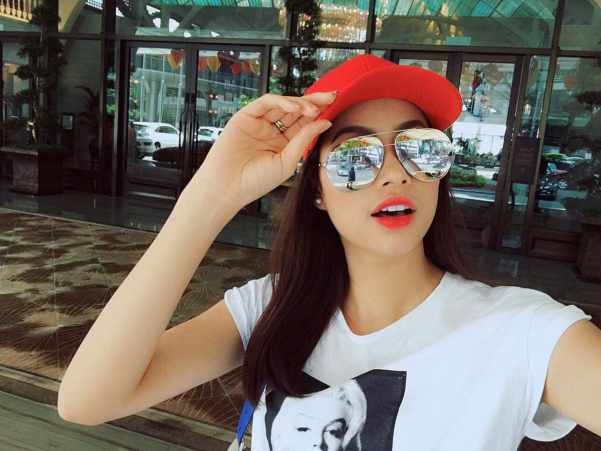 Ngay sau đó, trào lưu tự sướng mốt “miệng cá” hững hờ có tên gọi "fish gape" được các cô gái ưa chuộng. Thay vì cứ phồng má, chu môi, các cô gái tự mình “seo – phi” vài tấm hình với mốt “miệng cá” phù hợp với nhiều khuôn mặt vừa khoe được khuôn mặt tự nhiên, bờ môi căng mọng của mình.