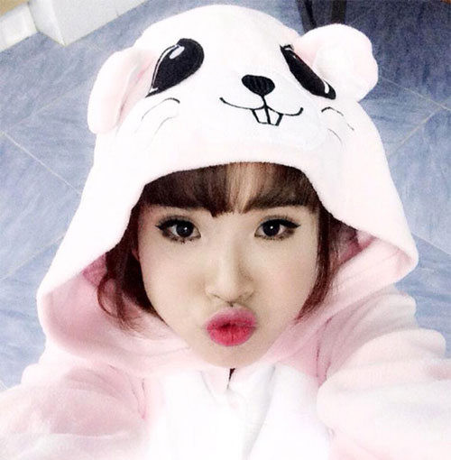 Lướt qua các trang facebook của nhiều cô gái trẻ, thậm chí các hot girl nổi tiếng của làng giải trí Việt đều bắt gặp hình ảnh các nàng ít nhất có vài ba kiểu tạo dáng chu môi “bất chấp” thời điểm và không gian.