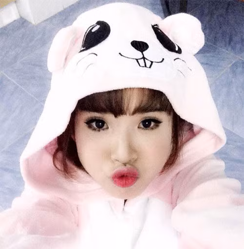 Lướt qua các trang facebook của nhiều cô gái trẻ, thậm chí các hot girl nổi tiếng của làng giải trí Việt đều bắt gặp hình ảnh các nàng ít nhất có vài ba kiểu tạo dáng chu môi “bất chấp” thời điểm và không gian.