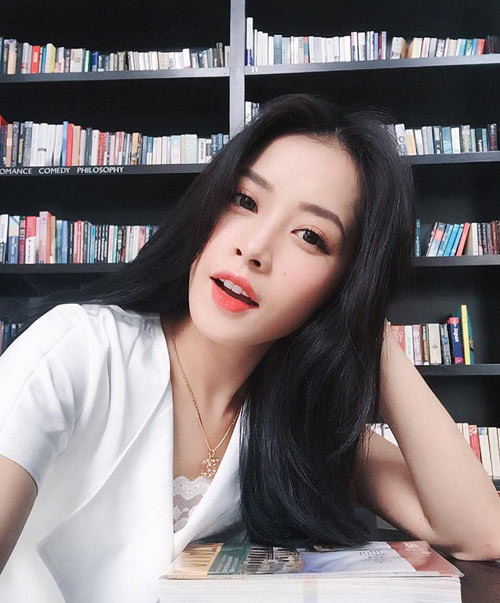 Vẫn biết, không có người phụ nữ xấu toàn diện, mỗi người sẽ có một “nét” nhìn được. Vấn đề không phải là cứ “gồng mình” lên chu môi hay theo trào lưu mới “miệng cá”, quan trọng là mỗi cô gái phát hiện ra mình trông đẹp nhất ở góc độ nào, để những lúc tự sướng cứ thế mà “bấm” thôi.