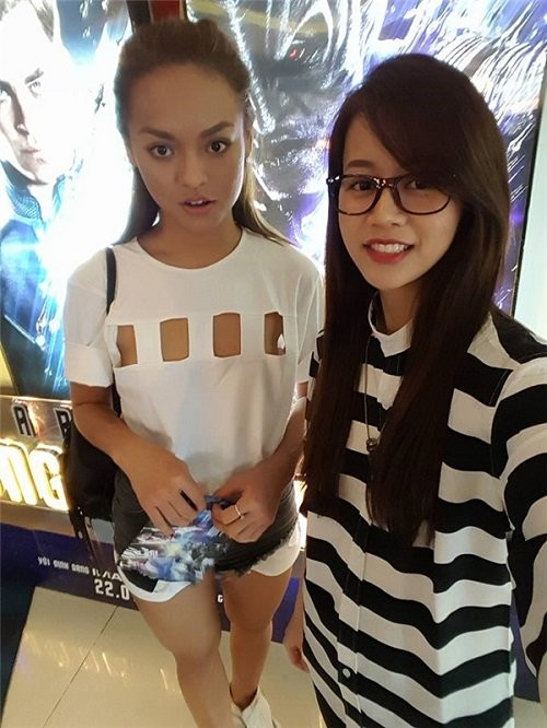 Mai Ngô khiến fan không khỏi cảm thấy "khó hiểu" khi mix áo phông cut out với quần đùi. Những phần cắt xẻ gần vị trí "nhạy cảm" nơi vòng 1, chân dài này không những dễ gặp sự cố mà còn gây "mất điểm" trầm trọng.