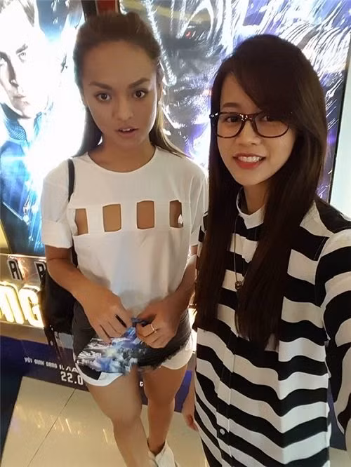 Mai Ngô khiến fan không khỏi cảm thấy "khó hiểu" khi mix áo phông cut out với quần đùi. Những phần cắt xẻ gần vị trí "nhạy cảm" nơi vòng 1, chân dài này không những dễ gặp sự cố mà còn gây "mất điểm" trầm trọng.