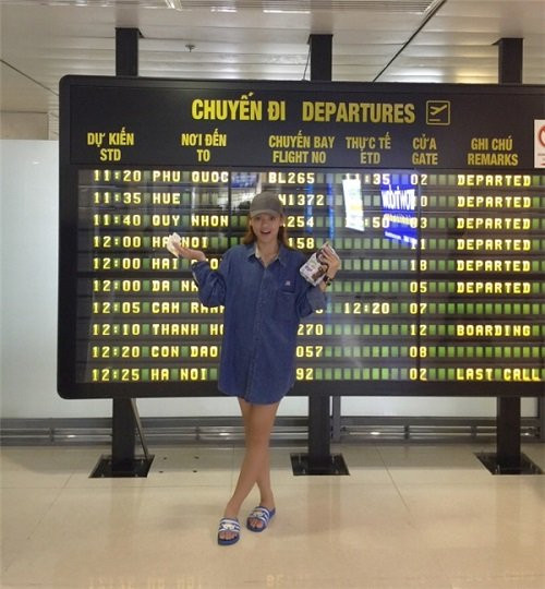 Phong cách này thậm chí còn được Mai Ngô không ngần ngại áp dụng với thời trang sân bay, nơi mà vốn dĩ các sao đua nhau "đọ" vẻ đẳng cấp, sang chảnh.