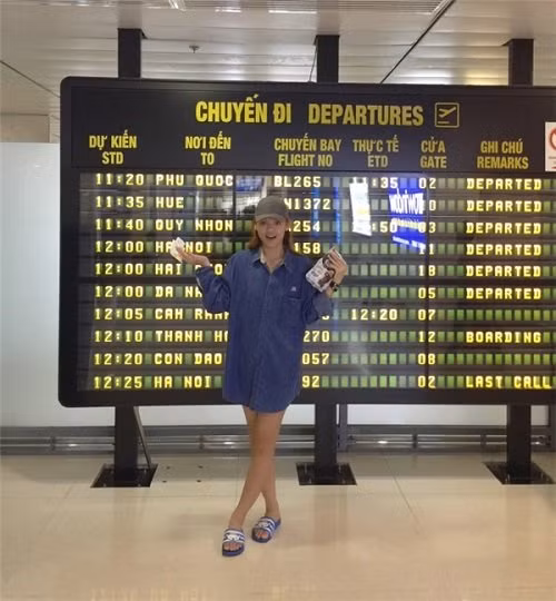 Phong cách này thậm chí còn được Mai Ngô không ngần ngại áp dụng với thời trang sân bay, nơi mà vốn dĩ các sao đua nhau "đọ" vẻ đẳng cấp, sang chảnh.