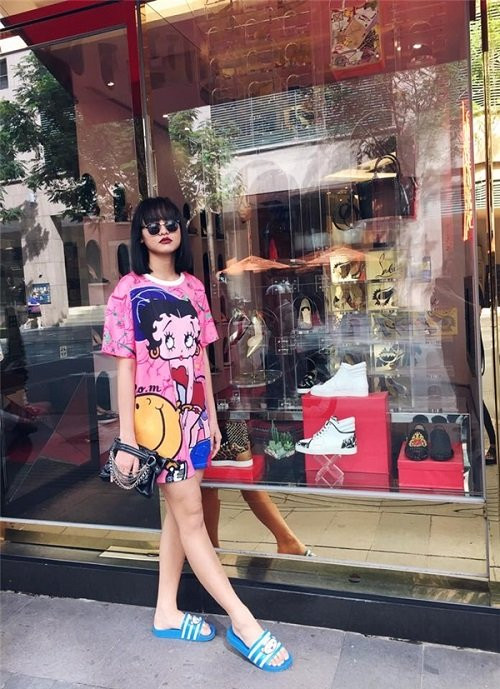 Chiếc áo quá ngắn vô tình tạo cảm giác Mai Ngô thực sự "không mặc quần".